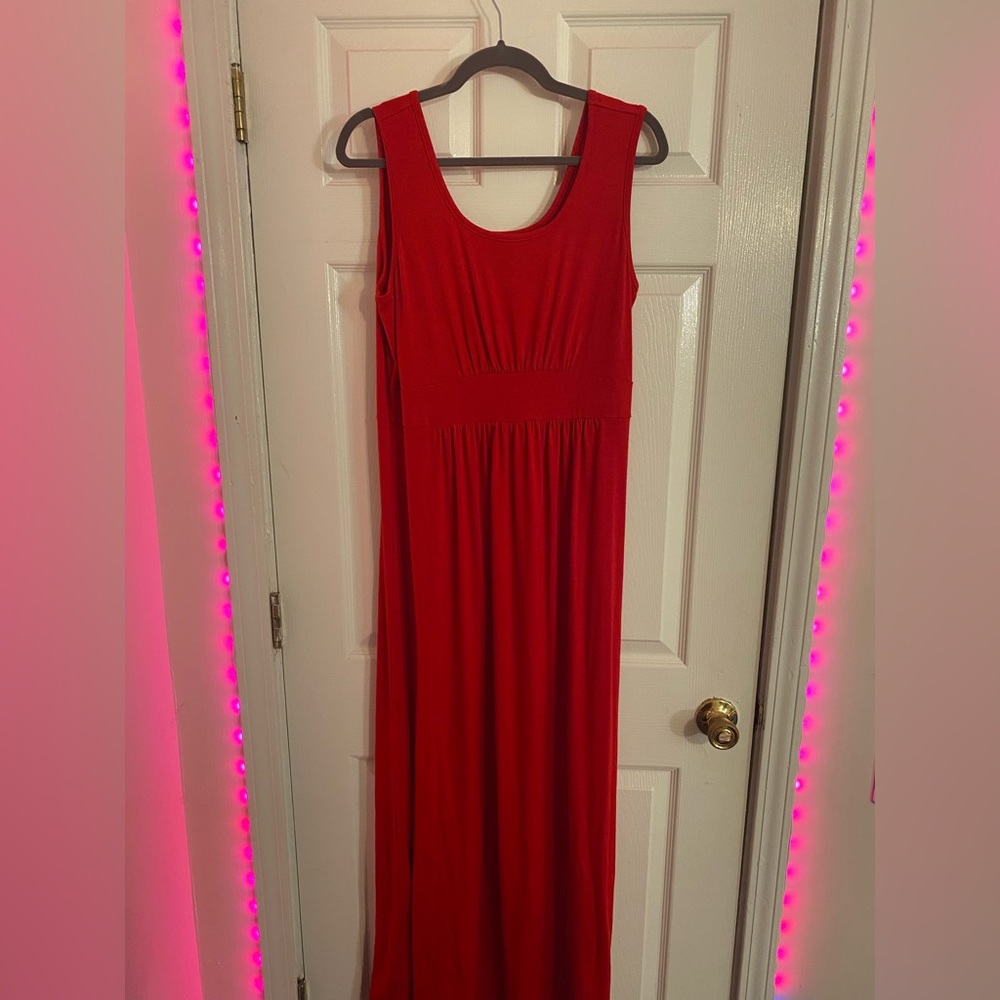 Red sleevless dress